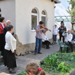 Hegedűszó a templomkertben, április 12-én, az ortodox Húsvét vasárnapján