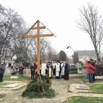 Karácsonyi másnapi keresztszentelés a szegedi Dugonics temetőben